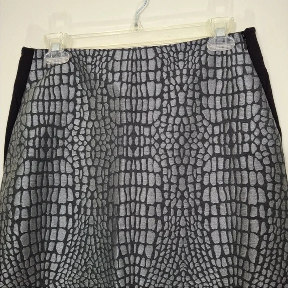 Diane Von Furstenburg Emma Jacquard
Leopard Print Pencil Skirt Size 10 - Picture 3 of 6